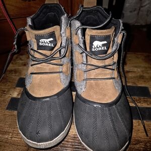 Sorel Grey, Black, and Brown Winter Boots Women's Size 9